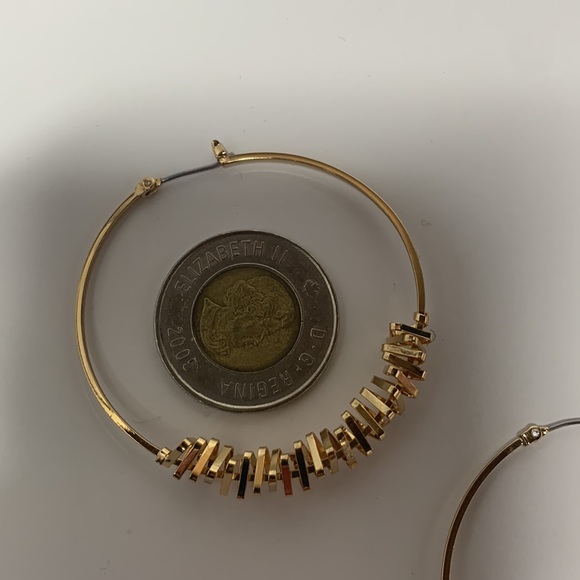 Nine West Womens Gold Tone Beyonce Selena Gomez Style Hoop Wife Gift Earrings A4 - Picture 8 of 8